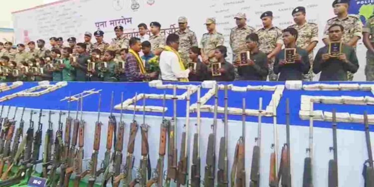 बीजापुर और सुकमा में नक्सलियों का बड़ा सरेंडर: 93 हथियार, 7.2 किलो सोना और 2.90 करोड़ कैश बरामद