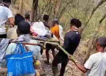 CG NEWS: सिस्टम की ‘खाट’ खड़ी! 15 KM तक कंधे पर ढोया लकवाग्रस्त मरीज, एम्बुलेंस नहीं मिलने पर पहाड़ से नीचे लाए ग्रामीण