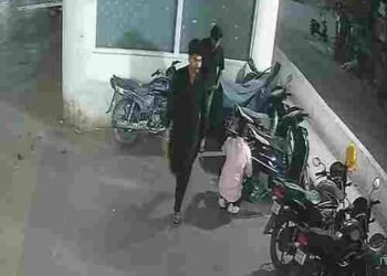 रायपुर: मल्टीलेवल पार्किंग में पेट्रोल और पार्ट्स चोरी, CCTV में कैद हुए आरोपी, VIDEO