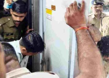 चलती ट्रेन के वॉशरूम में जज की पत्नी की मौत, स्टेशन पर पति करते रहे इंतजार