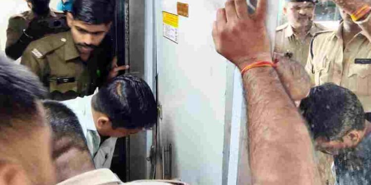 चलती ट्रेन के वॉशरूम में जज की पत्नी की मौत, स्टेशन पर पति करते रहे इंतजार