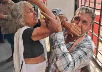 बुजुर्ग महिला को डॉक्टर ने धक्का देकर निकाला…अस्पताल में मानवता शर्मसार
