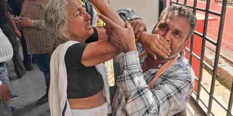 बुजुर्ग महिला को डॉक्टर ने धक्का देकर निकाला…अस्पताल में मानवता शर्मसार