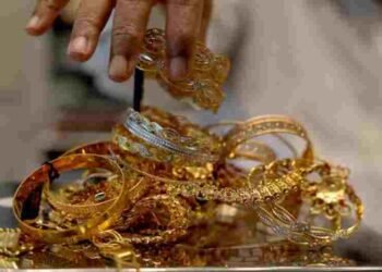 Silver Price Crash: आज भी बिखरी चांदी… हाई से अब ₹2.06 लाख सस्ती, सोना 56000 रुपये सस्ता