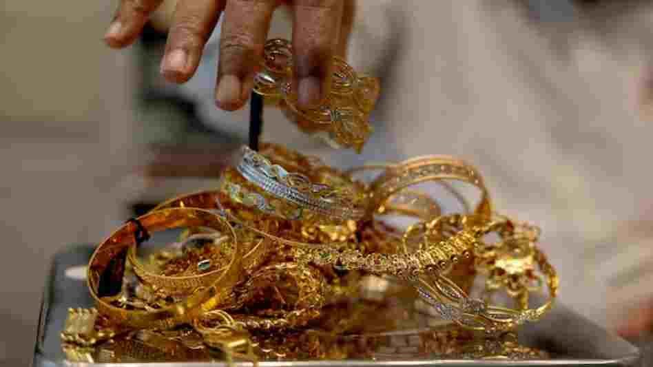 Silver Price Crash: आज भी बिखरी चांदी… हाई से अब ₹2.06 लाख सस्ती, सोना 56000 रुपये सस्ता