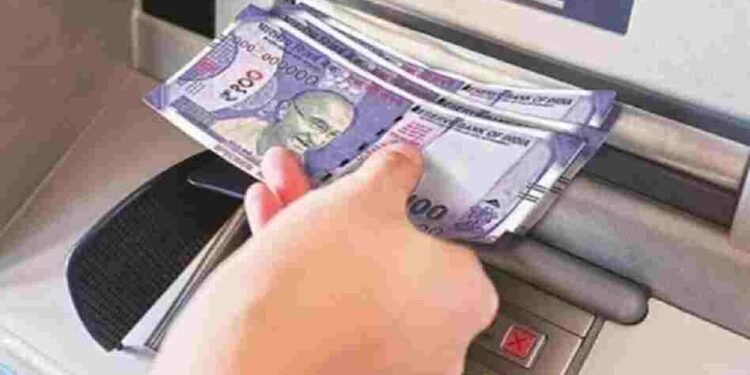 1 अप्रैल से ATM से पैसे निकालना होगा महंगा, बदल रहे ये बड़े नियम