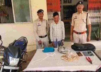 लिफ्ट लुटेरा गिरफ्तार, महीनों से अकेली महिलाओं को बना रहा था निशाना, तीन थानों की पुलिस ने दबोचा