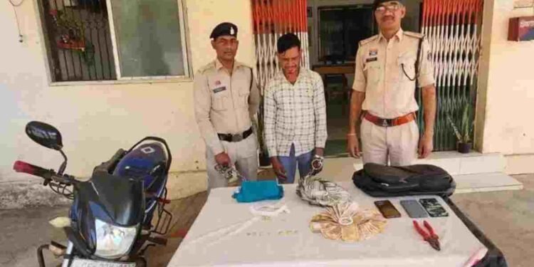 लिफ्ट लुटेरा गिरफ्तार, महीनों से अकेली महिलाओं को बना रहा था निशाना, तीन थानों की पुलिस ने दबोचा