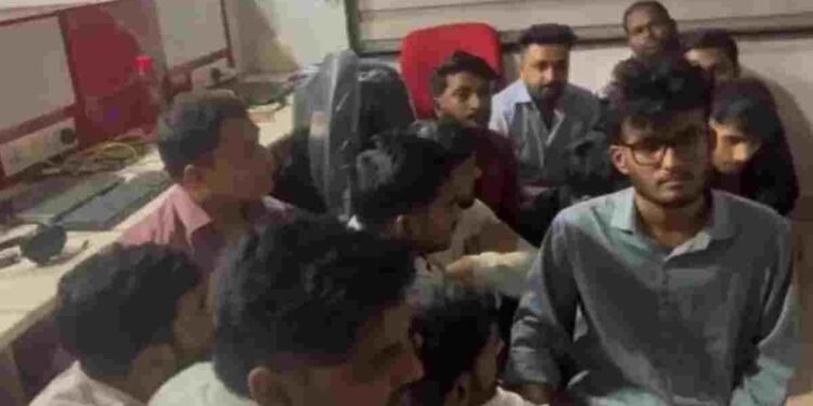 रायपुर में इंटरनेशनल ठगी रैकेट का भंडाफोड़: फर्जी कॉल सेंटर से अमेरिका-यूरोप में ठगी, 40 जालसाज गिरफ्तार