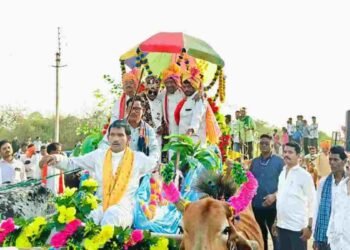 छत्तीसगढ़ी परंपरा की झलक: बैलगाड़ी में बारात पहुंचे विधायक रोहित साहू, ग्रामीण संस्कृति को दिया बढ़ावा