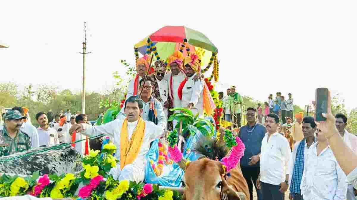 छत्तीसगढ़ी परंपरा की झलक: बैलगाड़ी में बारात पहुंचे विधायक रोहित साहू, ग्रामीण संस्कृति को दिया बढ़ावा