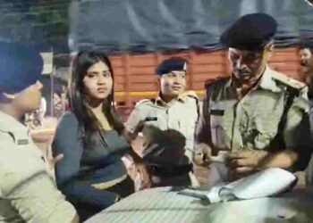 बिलासपुर में नशे में युवती का हंगामा, पुलिस से की बदसलूकी, VIDEO