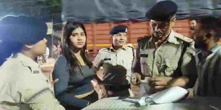 बिलासपुर में नशे में युवती का हंगामा, पुलिस से की बदसलूकी, VIDEO