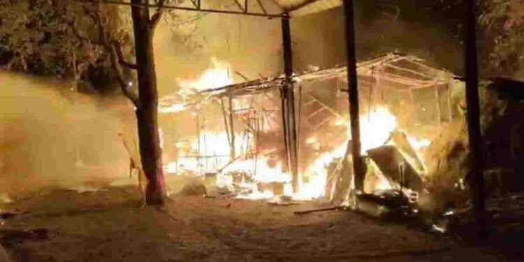 घटारानी में भीषण आग से 16 दुकानें स्वाहा, 15 लाख रुपये का नुकसान, VIDEO