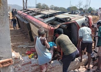 CG NEWS: तेज रफ़्तार यात्री बस पलटी, 6 की मौत, कई घायल, VIDEO