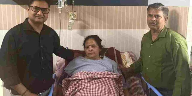 गजब! गड्ढे से एम्बुलेंस में लगा झटका, ब्रेन डेड महिला को आ गया होश