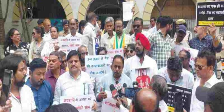 रायपुर में गैस के लिए हाहाकार! 4000 में बिक रहा सिलेंडर? कांग्रेस का उग्र प्रदर्शन!