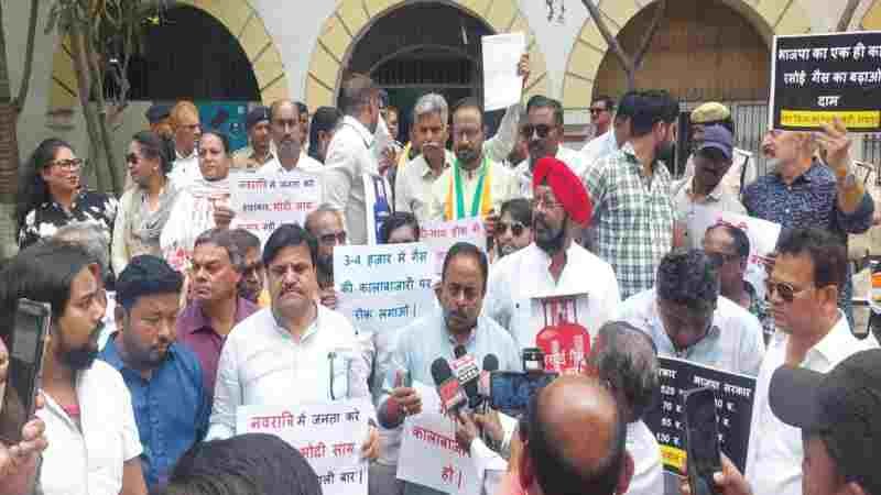 रायपुर में गैस के लिए हाहाकार! 4000 में बिक रहा सिलेंडर? कांग्रेस का उग्र प्रदर्शन!
