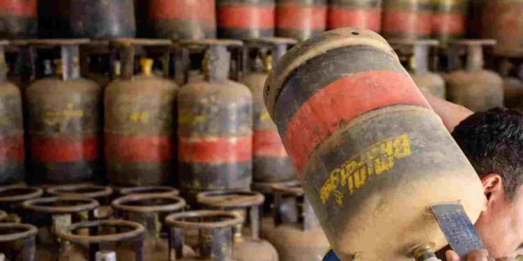 ढाबा-होटल चलाने वालों के लिए खुशखबरी, अब मिलेंगे ज्यादा गैस सिलेंडर!