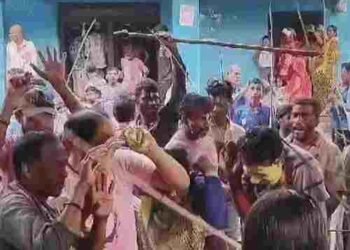 छत्तीसगढ़ की 300 साल पुरानी ‘डंगाही होली’, कुंवारी कन्याएं बरसाती हैं लाठियां, देवी-देवताओं से होती है शुरुआत