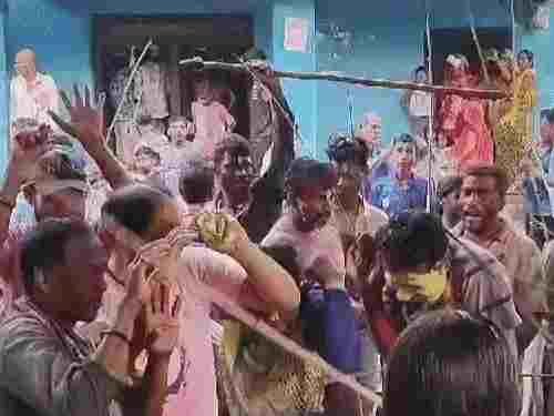 छत्तीसगढ़ की 300 साल पुरानी ‘डंगाही होली’, कुंवारी कन्याएं बरसाती हैं लाठियां, देवी-देवताओं से होती है शुरुआत