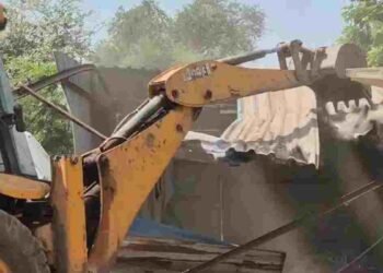 VIDEO: अफीम की खती मामले में प्रशासन का बड़ा एक्शन, आरोपी भाजपा नेता के भाई की अवैध दुकान ध्वस्त