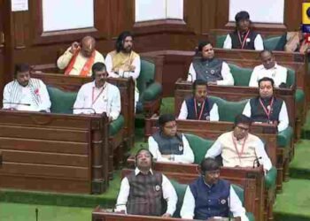 गैस संकट पर छत्तीसगढ़ विधानसभा में हंगामा, विपक्षी विधायक निलंबित