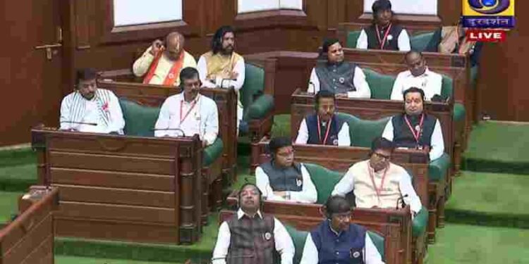गैस संकट पर छत्तीसगढ़ विधानसभा में हंगामा, विपक्षी विधायक निलंबित