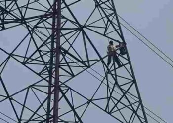 रायपुर: हाईटेंशन खंभे पर चढ़ा ग्रामीण, DM और पुलिस मौके पर पहुंचे, VIDEO