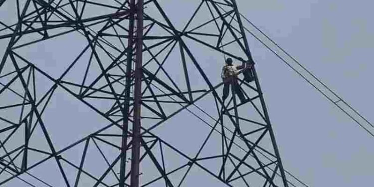 रायपुर: हाईटेंशन खंभे पर चढ़ा ग्रामीण, DM और पुलिस मौके पर पहुंचे, VIDEO