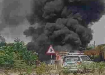 रायपुर में चलते वाहन में लगी आग, देखें वीडियो