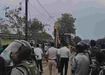 अंबिकापुर ब्रेकिंग: अतिक्रमण हटाने गई टीम पर पथराव, हालात तनावपूर्ण, VIDEO