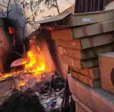 रायपुर ब्रेकिंग: देवेंद्र इलाके के इलेक्ट्रानिक गोदाम में भीषण आग, मौके पर पहुंची फायर ब्रिगेड, VIDEO