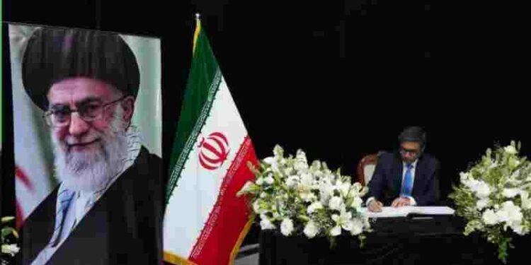 अयातुल्ला अली खामेनेई की मौत पर भारत ने जताया शोक, ईरानी दूतावास पहुंचकर विदेश सचिव ने दी श्रद्धांजलि