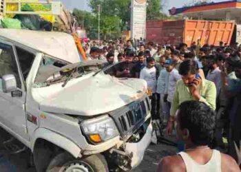 कंंटेनर से टकराई श्रद्धालुओं की पिकअप, 8 की मौत; कड़ा धाम से दर्शन कर लौट रहे थे सभी