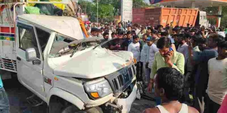 कंंटेनर से टकराई श्रद्धालुओं की पिकअप, 8 की मौत; कड़ा धाम से दर्शन कर लौट रहे थे सभी