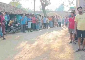 CG NEWS: खून से सना घर, बेड पर मिली लाशें- गांव में दहशत, मुखौटा पहनकर आए कातिल?