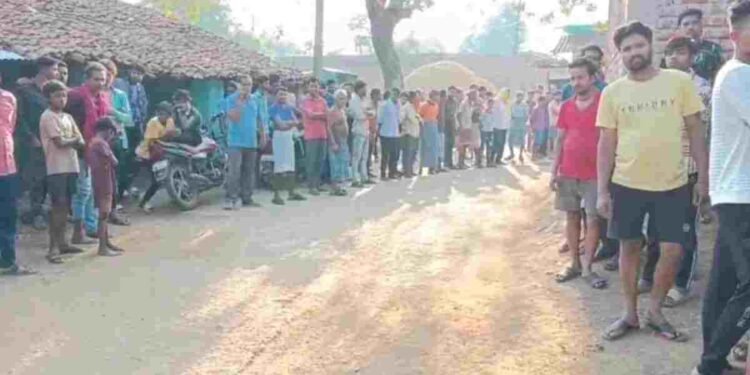 CG NEWS: खून से सना घर, बेड पर मिली लाशें- गांव में दहशत, मुखौटा पहनकर आए कातिल?