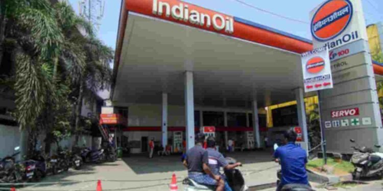 LPG के बाद पेट्रोल-डीजल के दामों में लगी आग, सरकार ने बढ़ाया भाव