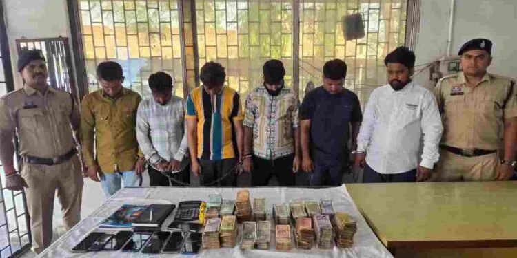रायपुर में सट्टा गिरोह का भंडाफोड़: 6 आरोपी गिरफ्तार, 9 लाख कैश और मोबाइल जब्त