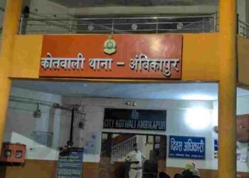 सरगुजा में चौंकाने वाली घटना: चोर पकड़ने गई पुलिस की गाड़ी ही ले उड़ा आरोपी, मोबाइल से हुई ट्रेस