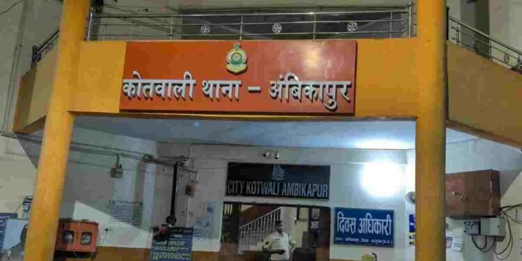 सरगुजा में चौंकाने वाली घटना: चोर पकड़ने गई पुलिस की गाड़ी ही ले उड़ा आरोपी, मोबाइल से हुई ट्रेस