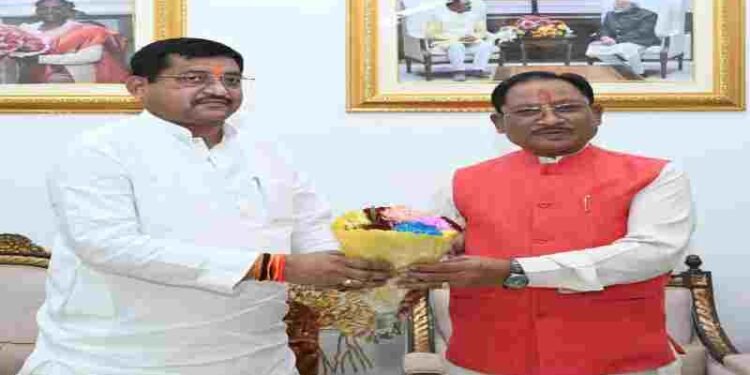 मुख्यमंत्री से उत्तरप्रदेश के राज्यमंत्री श्री रामकेश निषाद ने मुलाकात की