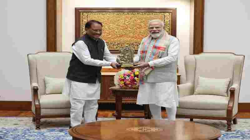 बस्तर 2.0 की शुरुआत : मुख्यमंत्री साय ने पीएम मोदी को दिया आमंत्रण, विकास का ब्लूप्रिंट सौंपा