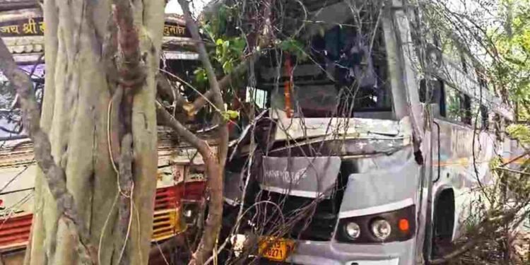 कांकेर में NH-30 पर भीषण हादसा: बस-ट्रक की आमने-सामने टक्कर, कई यात्री घायल