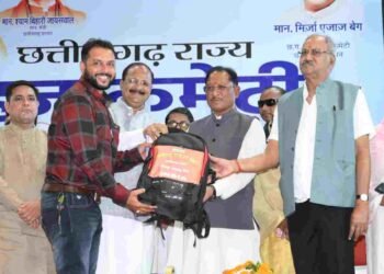 CM साय ने हज यात्रियों को वितरित किया फर्स्ट एड किट: सफल हज यात्रा के लिए शुभकामना देकर यात्रियों का किया स्वागत