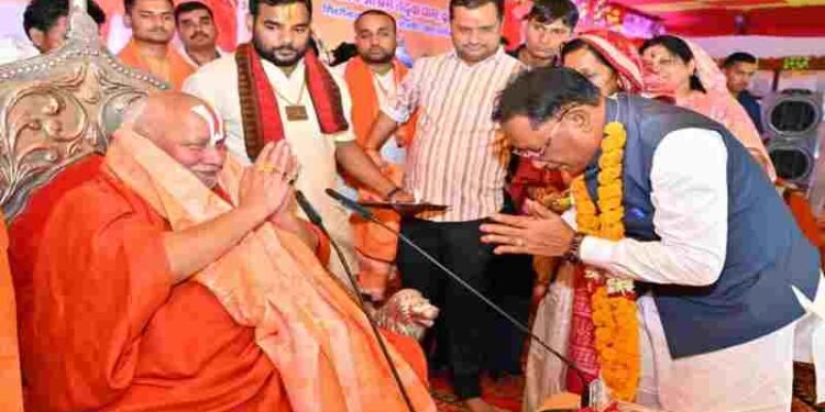 तेंदुवा धाम में श्रीराम कथा का भव्य शुभारंभ: मुख्यमंत्री विष्णु देव साय ने लिया संतों का आशीर्वाद