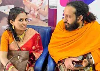 शादी के बाद पहली बार होमटाउन पहुंचे ‘IIT बाबा’; जानें कौन हैं उनकी पत्नी