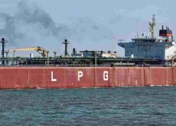 ईरानी गोलीबारी से दहला होर्मुज! तेल लेकर जा रहे दो भारतीय सुपरटैंकर ने लिया यू-टर्न