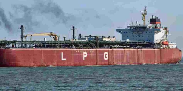 ईरानी गोलीबारी से दहला होर्मुज! तेल लेकर जा रहे दो भारतीय सुपरटैंकर ने लिया यू-टर्न